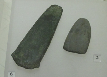 Hache de cuivre et Hache en pierre