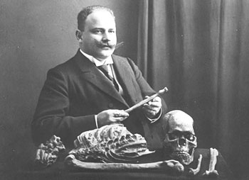 Otto Hauser devant le squelette de Combe Capelle