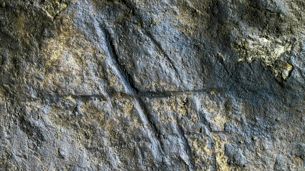 Un signe gravé dans la grotte de Gorham