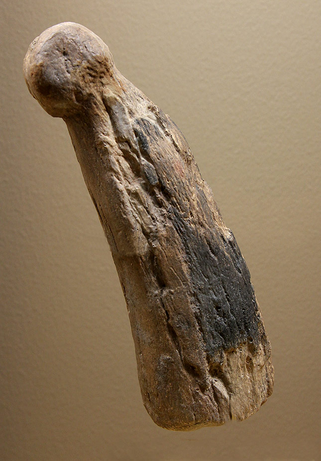 Corne sculptée en phallus