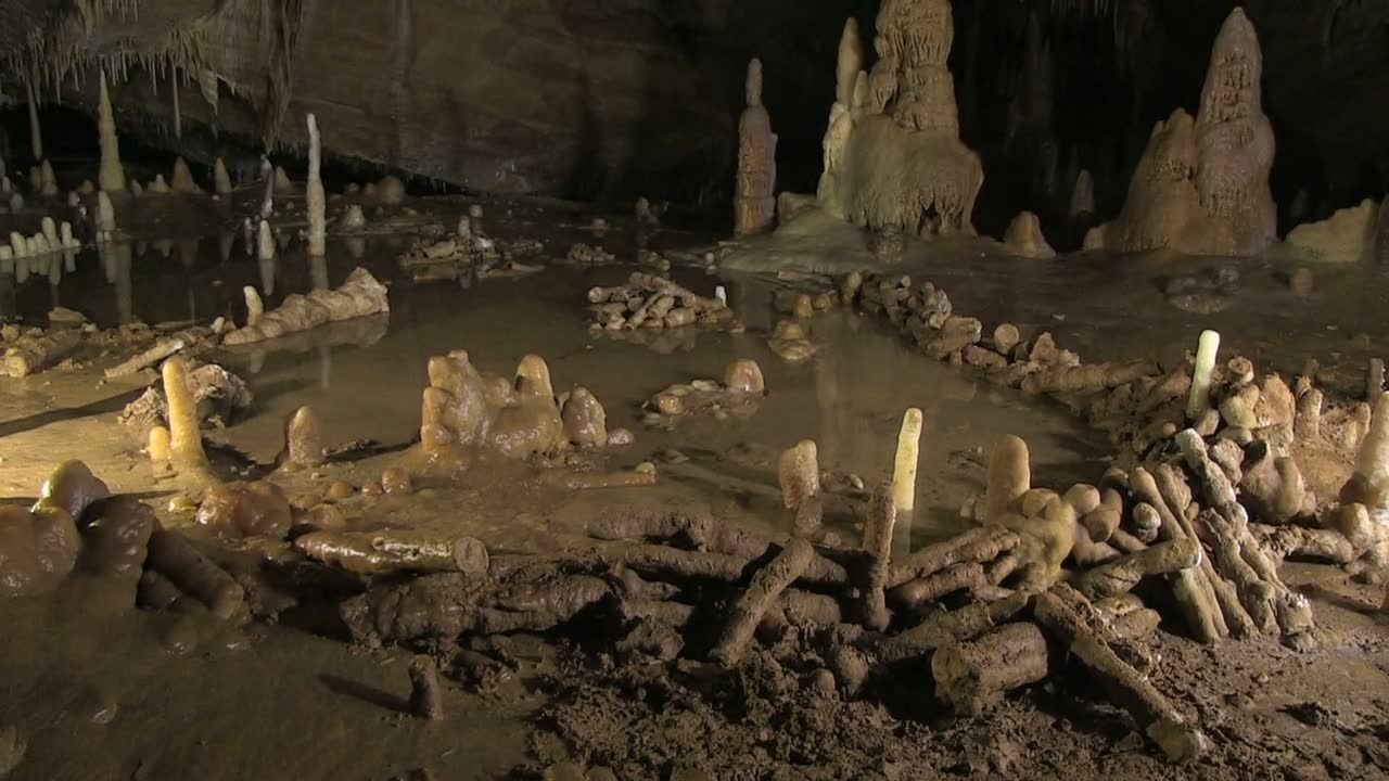 Les constructions de Néandertal dans la grotte de Bruniquel