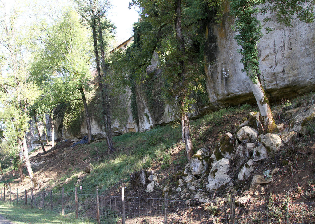 Abri sous roche effondré