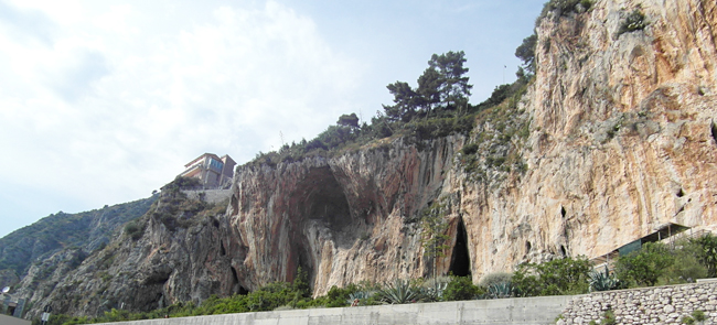 Grottes des Balzi Rossi, à droite la grotte du Cavillon