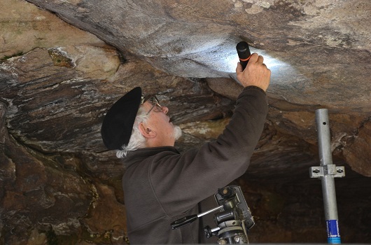 Le Préhistorien au milieu des grottes ornées du Quercy – Méthode d’étude par Michel Lorblanchet