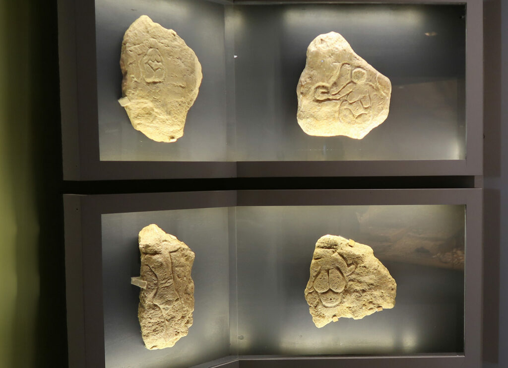 Les 4 blocs sculptés découverts sur le site de Laussel